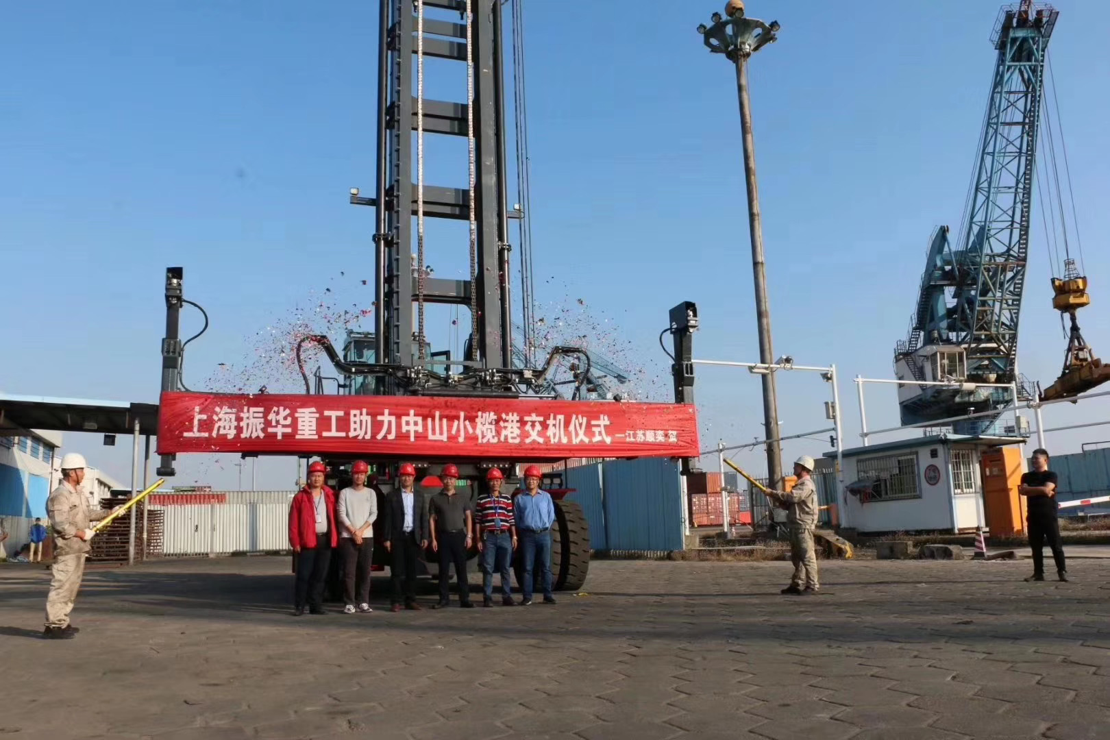 上海振華重堆高機助力中山小欖港